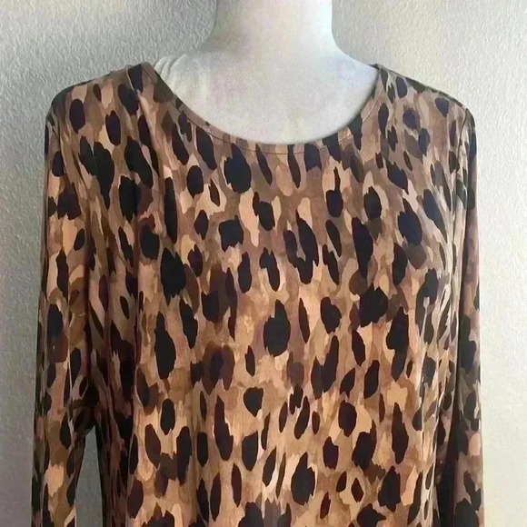 Carmen Marc Valvo - Plus Size Printed Top with Chiffon Hem - Picture 5 of 9